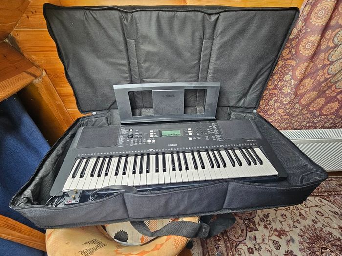 Yamaha PSR E373 keyboard