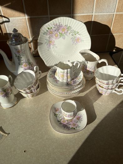 Vintage Royal Tara 21 piece set Irish Blossom in Mint condition