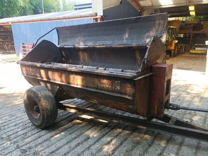 Dung spreader