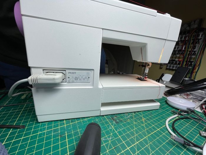 PFAFF Stretch & Jeans Sewing Machine - Just Serviced - Like new!
