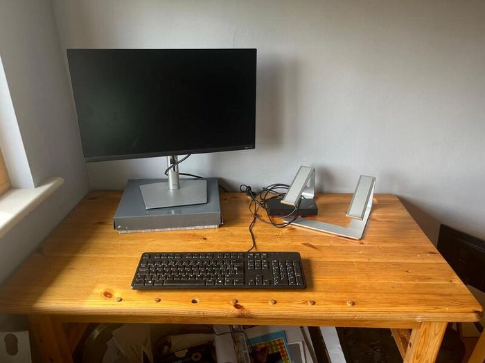 2 Kids Desks, Blinds and chest of draws