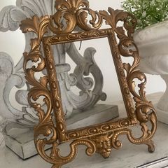 ShabbyChic Extremely Heavy Frame with stunning details and design