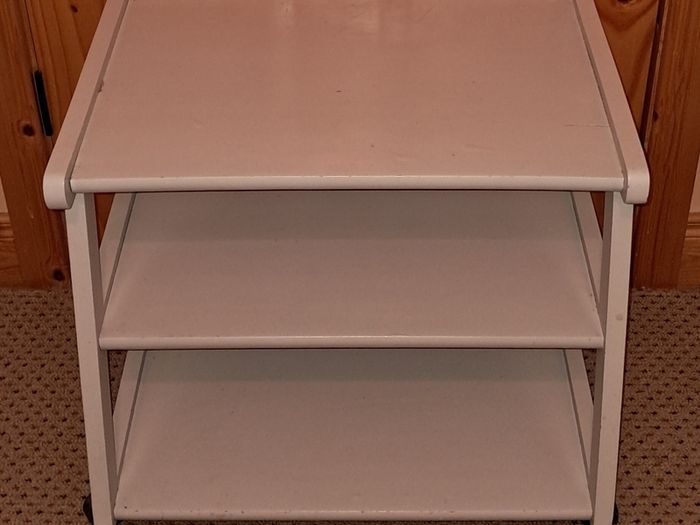 Shelf unit on wheels