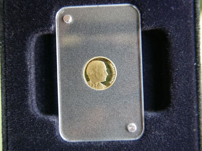 24Ct Gold Coin Padraig  Pearse commemorative gold coin issued by Gibraltar with Queen Elizabeth II obverse