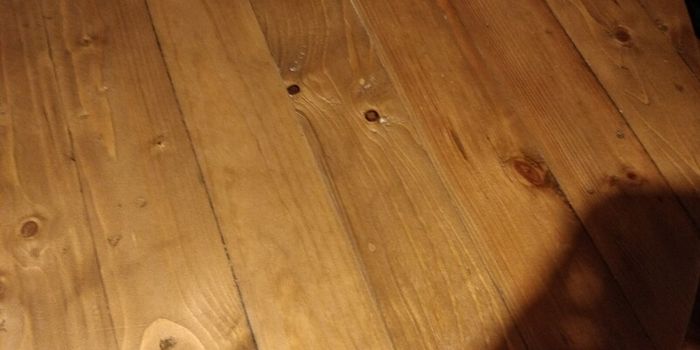 Round dining table