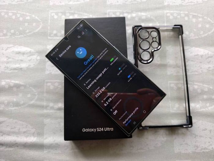 Samsung Galaxy S24 Ultra 256gb in excellent condition, screen protector and case