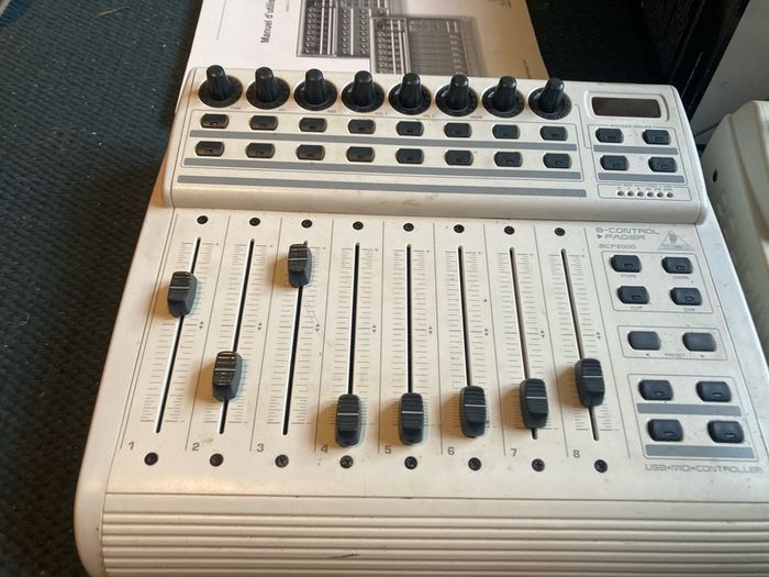 Behringer BCF2000 x 2