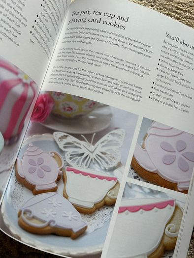 Decorating Cakes at Home Book