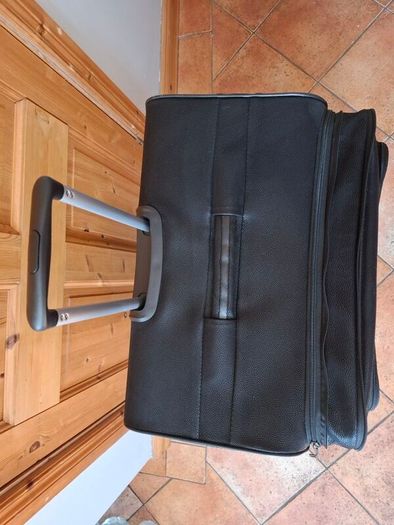 Large LINEA Suitcase.Luggage+ 4 Wheels. Excellent Condition