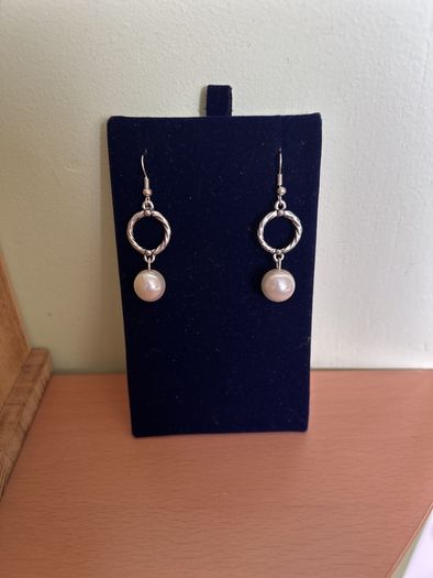 Pearl/ silver tone necklace and earrings jewelley set