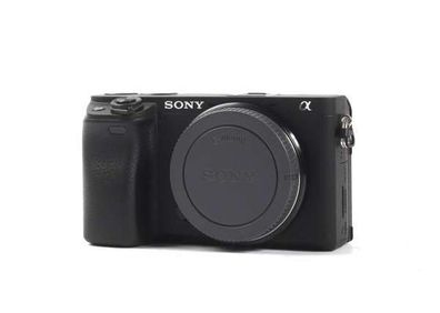 Sony Alpha A6400 with Sony 18-105mm f/4 G OSS Lens