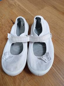 White kids pumps