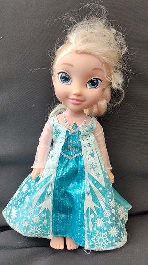 Singing Elsa with microphone