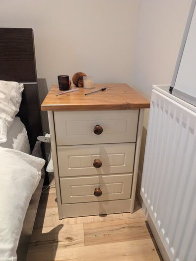 chested 4 drawer with 2 bed side table