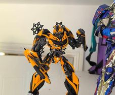 Bumblebee Age of Extinction - not Three Zero/ Hot Toys