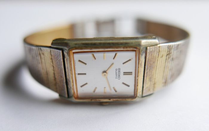 Vintage 1980s Seiko Tank Japan Quartz Ladies Watch (works well)