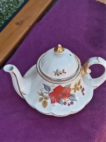 Beautiful Vintage Tea/Coffee Pot