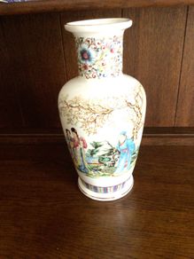 Vintage Oriental karraresi design 12 inch vase