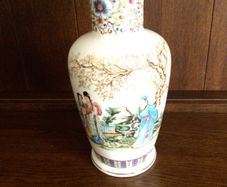 Vintage Oriental karraresi design 12 inch vase