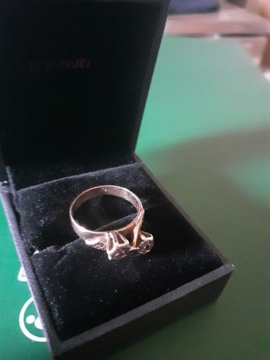 Gold diamond ring