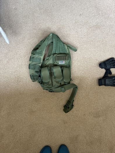 airsoft vest and gloves