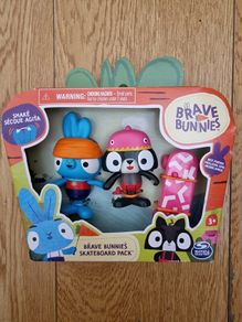 BRAND NEW Brave Bunnies 2 Figures With Skateboard Pack Action Figure