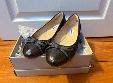 Brand new - Clarks ballet pumps (Size 3)
