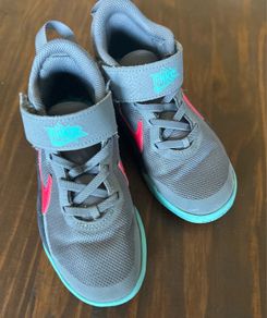Nike Hustle trainers