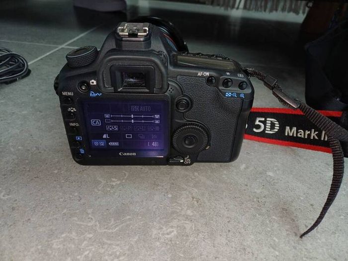 Canon EOS 5D Mark II + EF 24 - 105mm 1:4 L IS USM. Execellent condtion l. Fully ready setup