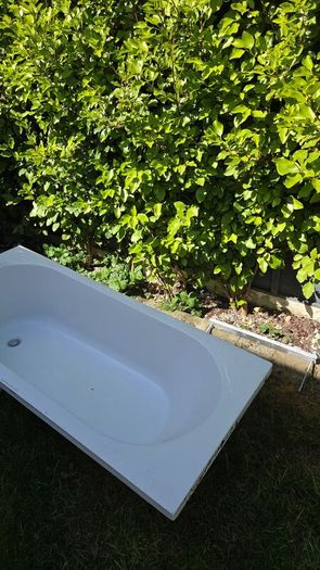 Bath less than 1 years old in a perfect condition