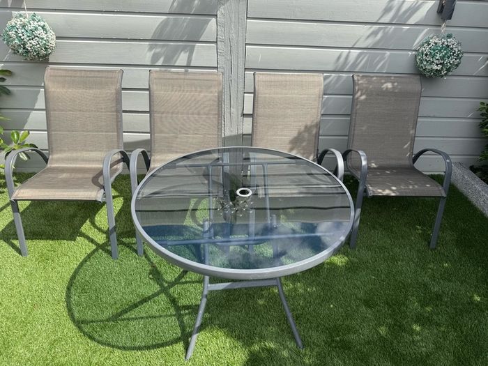 garden table and chairs