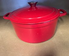 Enamelled cast iron round casserole dish