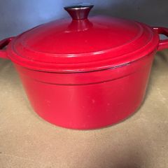 Enamelled cast iron round casserole dish