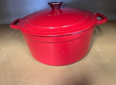 Enamelled cast iron round casserole dish
