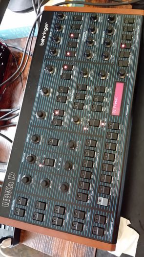 Behringer ub-xa d synthesizer