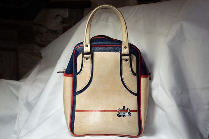 Stylish vintage leather golf practice ball bag with balls
