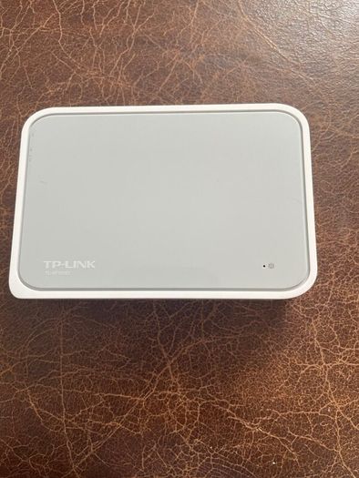 TP-Link TL-SF1005D 5-Port Desktop Network Switch.