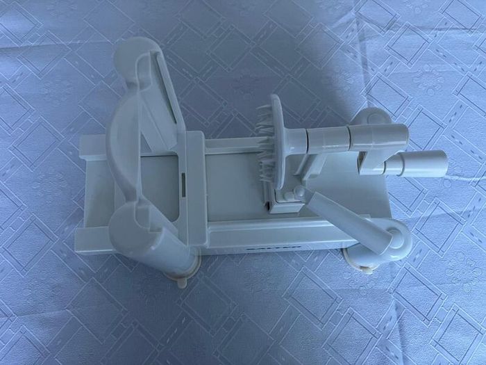 Salter vegetable spiraliser with 3 blades