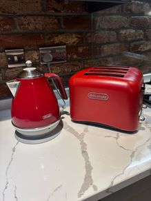 Delonghi kettle & 4-slice toaster set