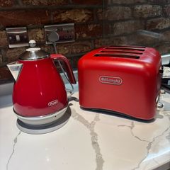Delonghi kettle & 4-slice toaster set