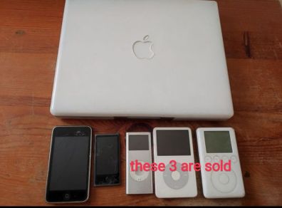 ipod x2, iPhone x1, ibook x1
