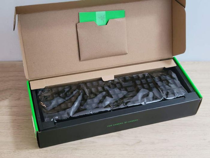 Razer Huntsman V2 Optical Gaming Keyboard @ Fastest Linear Optical Switches Gen-2 w/Sound Dampeners & 8000Hz Polling Rate - Doubleshot PBT Keycaps - Dedicated Media Keys & Dial - Ergonomic Wrist Rest