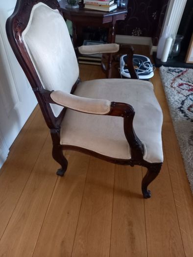 Mahogany arm chair .