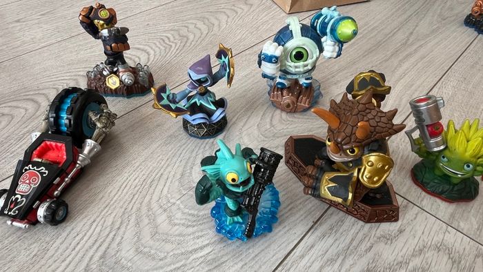 Large Skylanders Bundle Figure Traps  Accessories  Rare Items Included