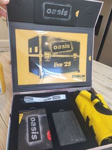 Oasis Live VIP collector's box