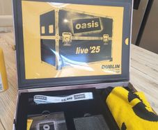 Oasis Live VIP collector's box