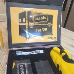 Oasis Live VIP collector's box