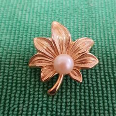 Vintage Brooch with a Pearl.