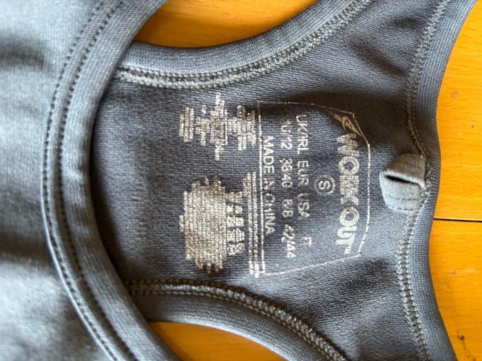 1 active wear Vest. Grey. Size Small UK 8/10. Long length