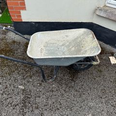 Builder grade wheelbarrow